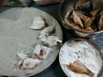 step4: 三文魚頭隔去汁液,再沾滿生粉,排在牛油紙上(此部驟必須要入爐前才做)