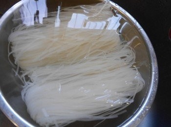 step2: *河粉泡水10-15分。