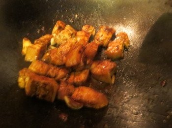 step3: 加入五花肉炒勻