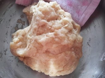 step4: 用手搓成麵糰，至表面軟滑 用手搓成麵糰，至表面軟滑