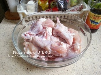 step2: 雞全翼用廚剪剪成三段 (雞槌 , 雞中翼及<a href="https://bit.ly/3zHU5V3" target="_blank" data-keyword="雞翼" class="guide-link"><strong>雞翼</strong></a> <span style="display:inline-block;vertical-align:middle;margin-top:-3px;color:initial;border-radius:3px;padding:2px 3px;font-size:12px;line-height:14px;background:#87d300;color:#fff;">即買</span> 尖) , 洗淨抹乾水份放入大碗內