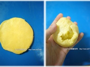 step14: 【包餡】
把綠豆餡55g-60g為一份，共做12個。1 把醒20分鐘的外皮壓扁後2 ，用桿麵桿桿成圓皮，接著把綠豆仁餡包進去