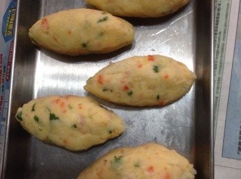 step3: 燒熱鑊下少許油便可以入鑊半煎炸型式煎至金黃便可上桌享用