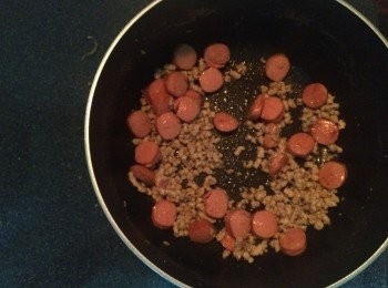 step8: 有牛油同蒜後加入切好既廚師腸同豬肉碎