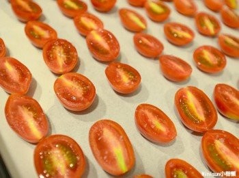 step2: 切半整齊擺上烤盤，均勻灑上少許鹽巴，大蒜也放在縫隙中齊烤 （鹽份可幫助番茄收乾水份）