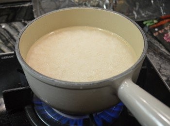 step2: 白米洗淨後倒入鍋中，加入水浸泡20分鐘（米：水比例為1: 1），然後倒入2茶匙油拌勻。