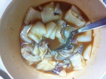 step1: 將小卷去掉內臟和外皮洗淨，切圈待用
將蛋打散加入所有材料【炸粉除外】和加入切好的小卷。