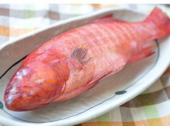 step1: 取出真空保鮮的石斑取出解凍後稍沖洗