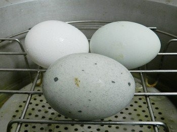 step1: 三個蛋入電鍋，一杯水蒸熟