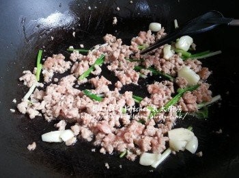 step9: 燒紅鑊 , 爆香蒜頭及蔥段 , 加入豬肉碎炒至轉色
