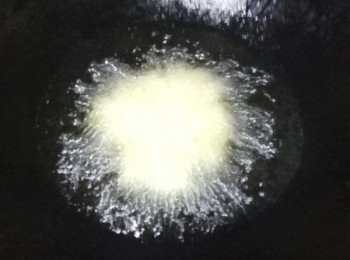 step3: 準備炒鍋，下油煎薯仔，兩面金黃撈出