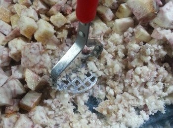 step3: 將芋頭壓成泥,試味,如不夠甜可加少許糖