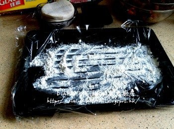 step9: 器皿內放上保鮮紙及灑上麵粉