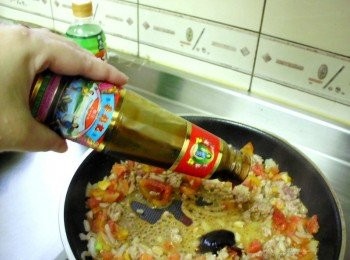 step3: 豬絞肉炒香後加入所有<span class="group_2">蕃茄肉醬</span>熬煮至入味，