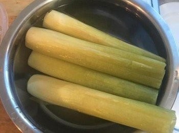 step4: 取出後用可飲用水浸泡降溫。 並準備ㄧ盆冰水（要用可飲用的水喔）