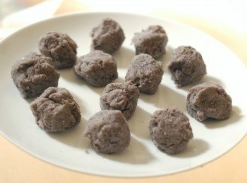 step3: 在大碗內，將糯米粉及糖拌勻