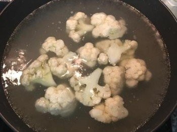 step3: 接著煮白色花椰菜，約3-5分鐘， 期間準備好果汁機，煮好後直接撈起放入果汁機中，放入約2茶匙橄欖油+2湯匙煮菜的水，ㄧ起打成泥狀並試鹹度做調整，接著裝入有擠花口的保鮮袋中（沒有擠花口其實是無所謂的!袋角邊剪ㄧ小缺口也是可以的）。