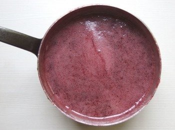 step3: 冒泡泡(煮沸)後，開始【分次】加入細砂糖。 稍後再度煮沸後才加入葡萄糖及蘋果果膠，煮至120度C。 如沒有蘋果果膠，起鍋前，可用檸檬汁(一顆)替代。