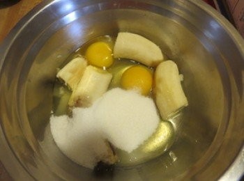 step2: 牛油用微波爐叮溶待用。泡打粉和低粉過筛待用。把鸡蛋，细砂糖和香蕉房在一个大碗上。