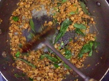 step9: 下九層塔及檸檬葉炒勻，之後下魚露炒勻試味
不夠辣加辣椒膏/粉，不夠咸加魚露，太辣/咸可加一點點糖/醋中和