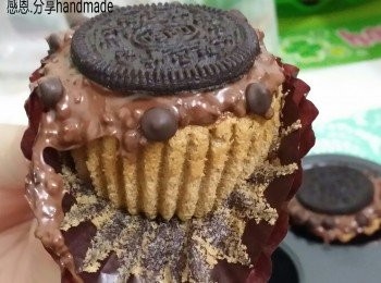 step4: D)用電動打蛋器去打蛋白，加(6)砂糖20g，要分2次加入蛋白到打，打到硬性發泡。