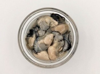 step2: 蚵仔可用清水沖洗後加一點(份量外)的鹽及米酒抓醃可去腥提鮮,再將蚵仔拌一些粉漿(可避免煎的時候蚵仔縮水)。