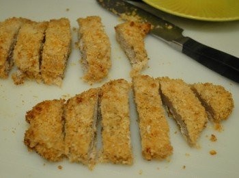 step6: 然後將豬排切件，要由上而下一刀切，不要將刀前後推，否則麵包糠會掉下