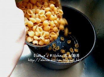step6: 貝殼粉放入煲內 , 加水用中火煮至軟身 , 盛起瀝乾水份