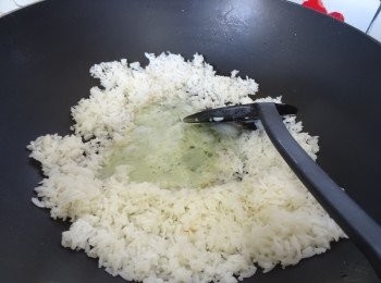 step4: 鑊中央開一小洞， 下一湯匙油， 下蛋白，用剷輕力攪拌蛋白，至凝固時， 轉大火與飯炒勻，
