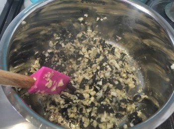 step3: 加入蒜蓉、鹽、糖同餘下既油，炒拌至有蒜蓉香味，就可以關火。