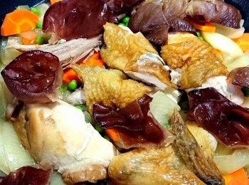 step7: 紅蘿蔔變軟（能用筷子輕易穿透，就是軟了）後，放入烤雞和黑木耳，蓋鍋蓋慢燉。