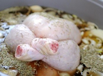 step3: 放入冰箱醃至少半日，過夜效果更好，中途每1-2小時將雞反一下