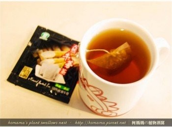 step2: 牛蒡茶包放入熱水中沖泡，茶品色澤入深後，將茶包取出。