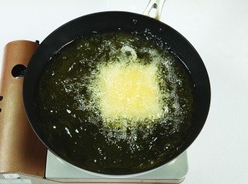 step3: 在深鍋內加入食用油加熱油後，放入豆腐並以大火油炸。(油量要到豆腐高度的一半)