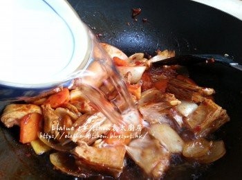 step6: 加入羊肉 , 滷包 , 冰糖及<span class="group_2">調味料</span>拌勻炒2分鐘 , 再加入水拌勻至蓋過所有材料