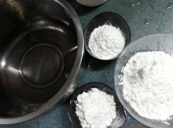 step1: 先將粘米粉.澄麵粉及生粉,加入食用凍開水中拌勻