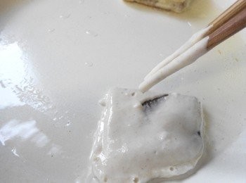 step4: 鍋裡加熱一些油，將已粘麵糊的年糕放入鍋內煎，以小火慢慢地煎至兩麵金黃色，年糕變軟。