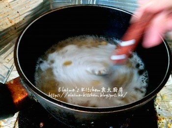 step3: 煮貝殼粉的水滾後 , 用匙拌一拌勻預防黏底 , 煮至自己喜愛的硬度