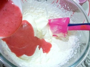 step4: 再將草莓汁倒入打好的鮮奶油裡攪拌勻。