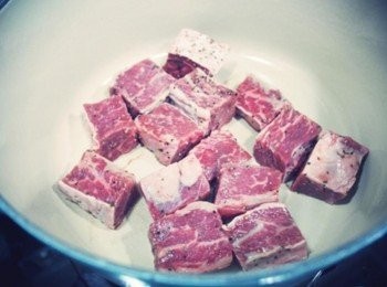 step3: 鍋中倒些許的油開始煎牛肉~~ 約7-8分熟時取出備用!!