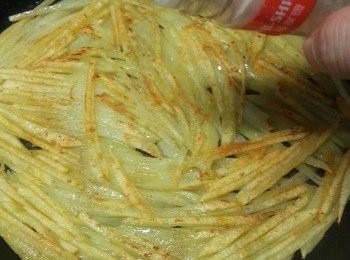 step4: 將薯仔跣回鑊中煎香另一邊,再潵上味椒鹽即可上碟