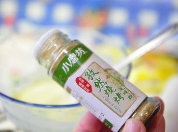 step2: 將酥炸粉餬加入適量的孜然燒烤風味料調味