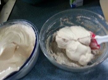 step10: 將3份1蛋白加入豆渣中用刮刀拌勻