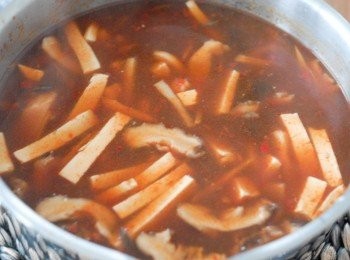 step3: 再下豆腐，輕力拌勻，下生粉和少許水打芡