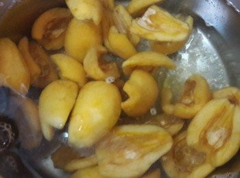 step4: 再加入清水 , 剛好蓋過枇杷即可