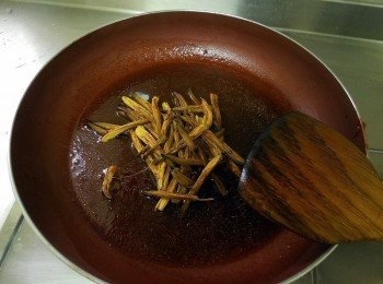 step4: 滾後將台東金針洗淨與炸過蒜頭一起加入再用太白粉水勾薄欠。起鍋前加少許香油!