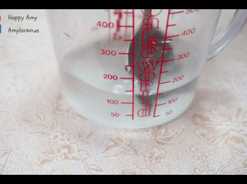 step5: 將糖加入水（熟）中，攪拌至糖完全溶化。