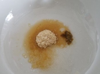 step4: 用雞粉，糖，麻油，玫瑰露酒將五花腩片醃 20分鐘備用