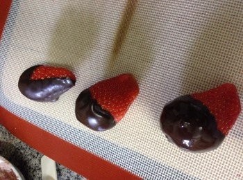 step4: 放上不黏矽膠墊上待表層朱古力漿凝固成硬身的脆皮