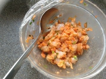 step1: 蝦仁用鹽放碗中於流水中不斷抓流2分鐘至透明乾淨，印乾切粒，加入調味料與泡菜蔥粒混合。